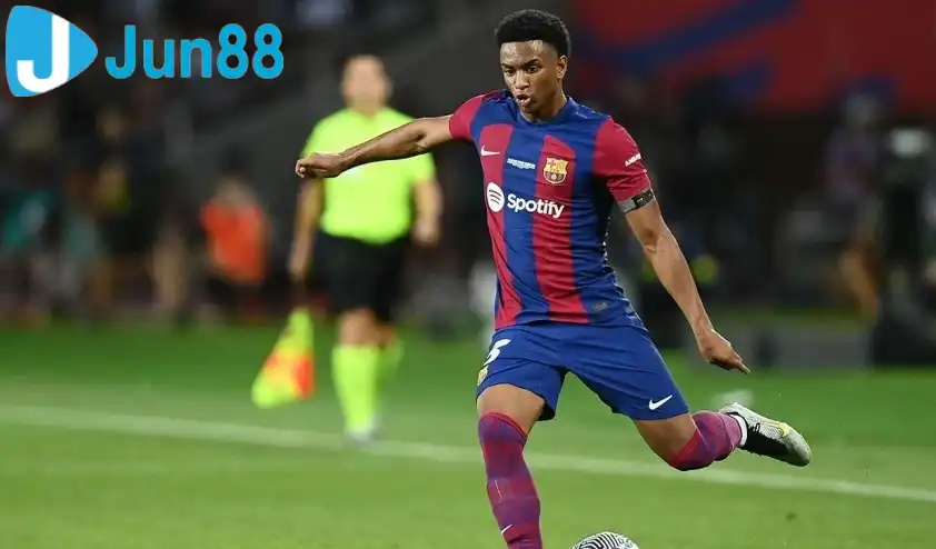 Alejandro Balde đã dính chấn thương gân kheo khi tập luyện