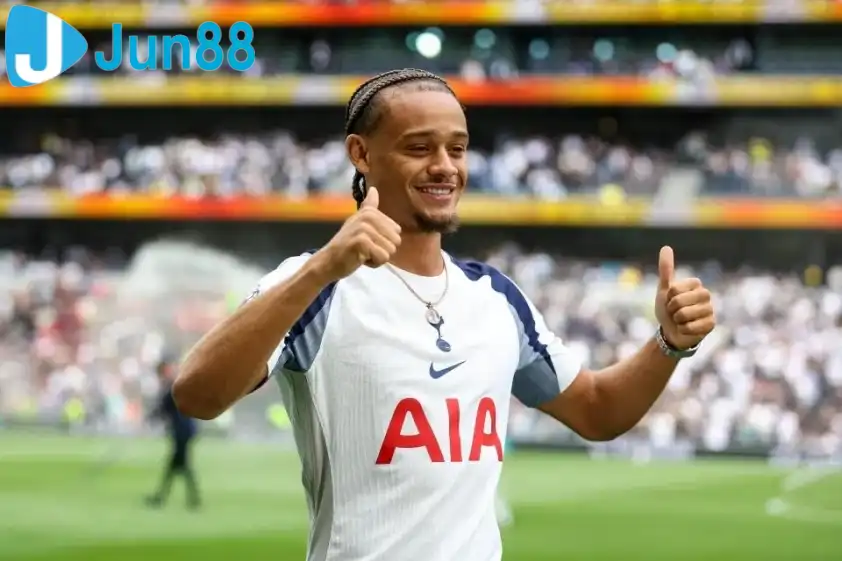 Liệu Simons có gánh vác được hàng công của Tottenham? (Ảnh: Nền tảng X)