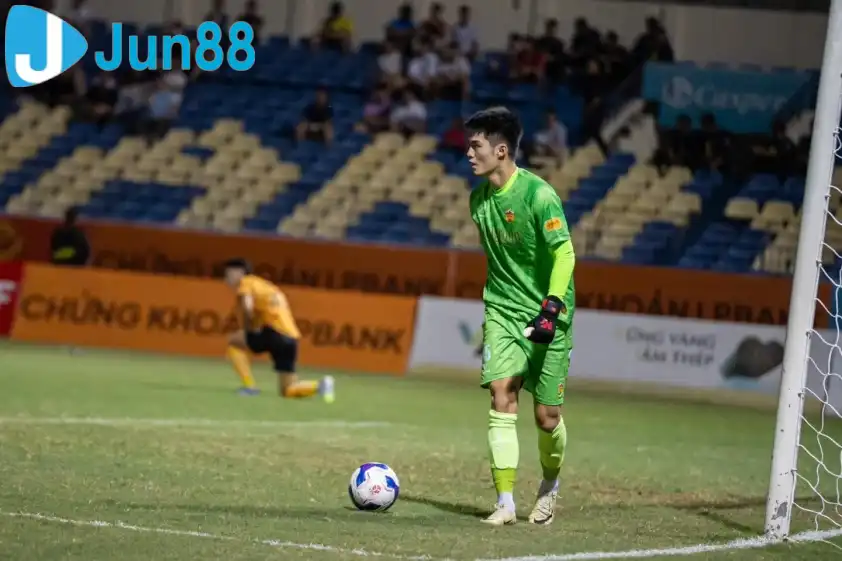 Trung Kiên ngày càng chơi tiến bộ nhờ HLV thủ môn người Brazil. (Ảnh: HAGL)