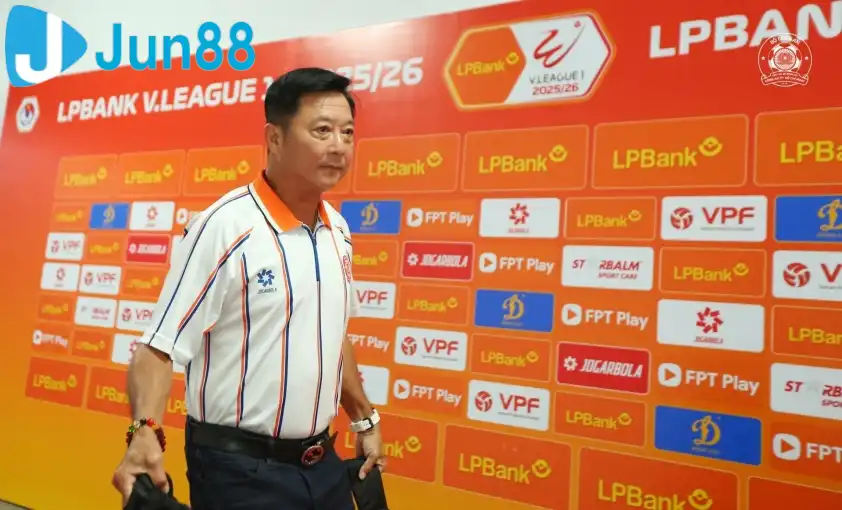 HLV Lê Huỳnh Đức bảo vệ Tiến Linh. (Ảnh: Công an TPHCM)