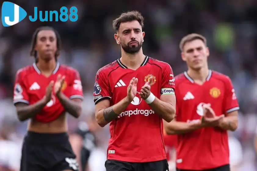 Bruno Fernandes đang có cơ hội tái ngộ Ronaldo. Ảnh: The Mirror