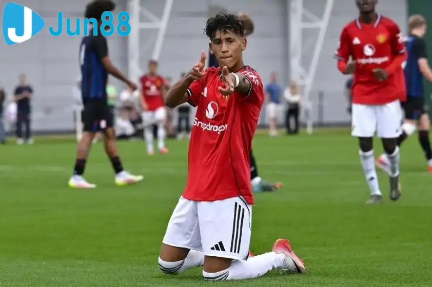 JJ Gabriel được đưa lên đội 1 MU để tập luyện.Ảnh: AFP JJ Gabriel được đưa lên đội 1 MU để tập luyện.Ảnh: AFP