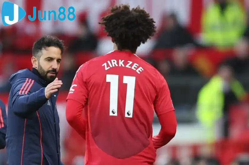 HLV Amorim cho rằng Zirkzee không phù hợp với vị trí trung phong