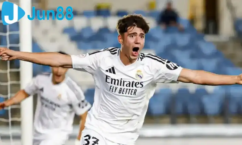 Cầu thủ 18 tuổi của Real có thể chơi trung vệ lẫn hậu vệ trái