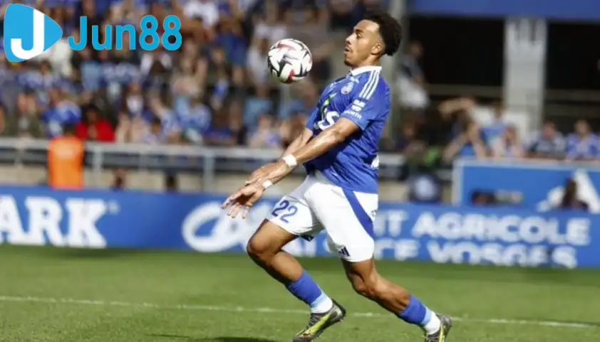 Doue được ví là “máy quét cánh phải” nhờ khả năng công thủ toàn diện và nền tảng thể lực dồi dào