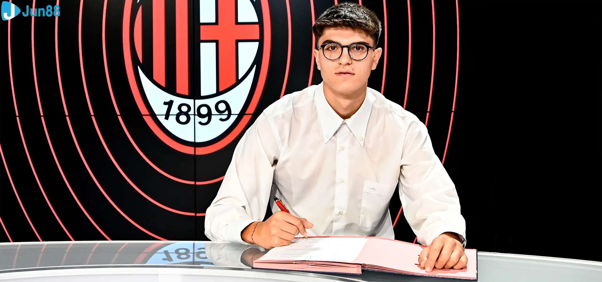 Hậu vệ trẻ này vẫn còn hợp đồng dài hạn với AC Milan tới năm 2030 (Ảnh: CLB) Hậu vệ trẻ này vẫn còn hợp đồng dài hạn với AC Milan tới năm 2030 (Ảnh: CLB)