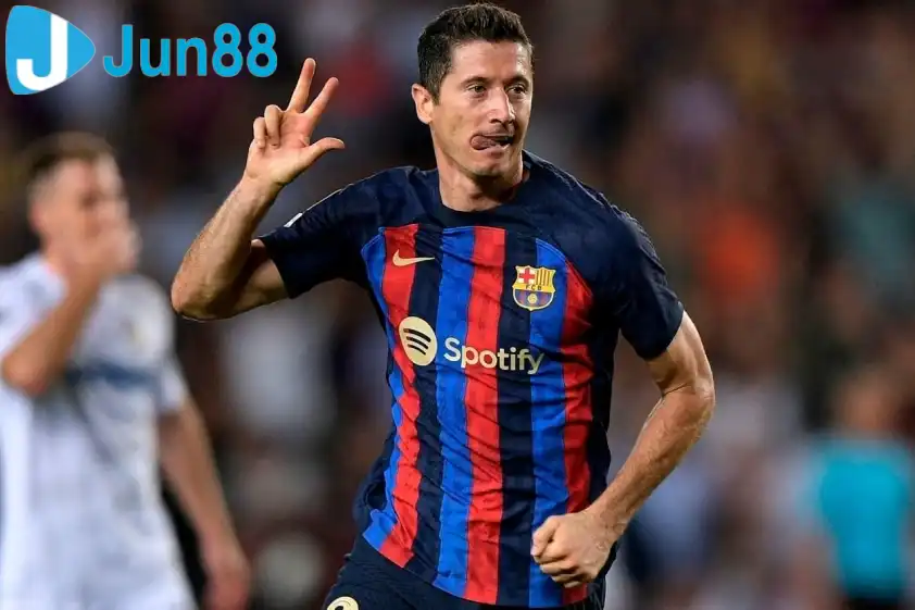 Lewandowski còn phù hợp với sự phát triển lâu dài của MU. Ảnh: NBC