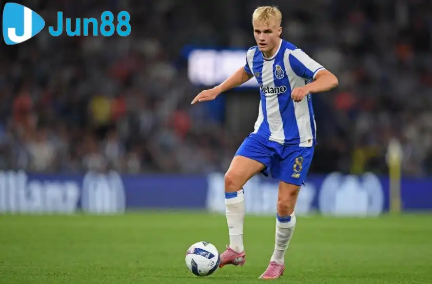 Froholdt được xem là mẫu tiền vệ toàn diện, có thể đá cả phòng ngự lẫn kiến thiết Froholdt được xem là mẫu tiền vệ toàn diện, có thể đá cả phòng ngự lẫn kiến thiết