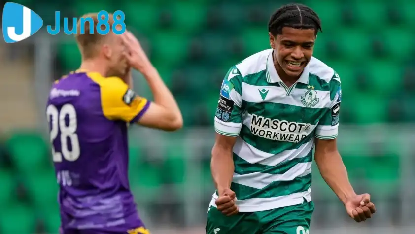 Victor Ozhianvuna ghi dấu ấn lớn tại giải VĐQG dù mới chỉ 16 tuổi (Ảnh: Irish Examiner).