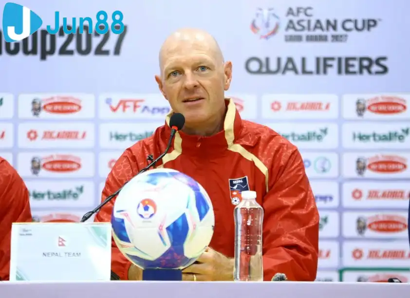HLV ĐT Nepal mong trời mưa lớn ở trận tái đấu Việt Nam (Ảnh: ANFA)