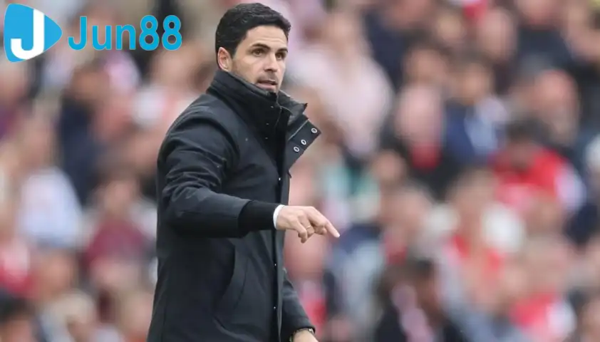 HLV Mikel Arteta được cho là đang trực tiếp theo sát quá trình phát triển của Dowman HLV Mikel Arteta được cho là đang trực tiếp theo sát quá trình phát triển của Dowman