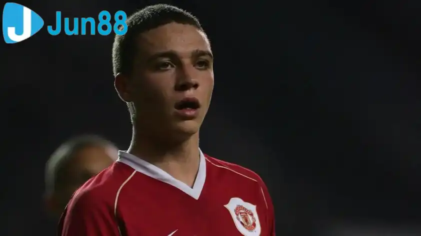 James Chester từng có quãng thời gian thi đấu cho MU