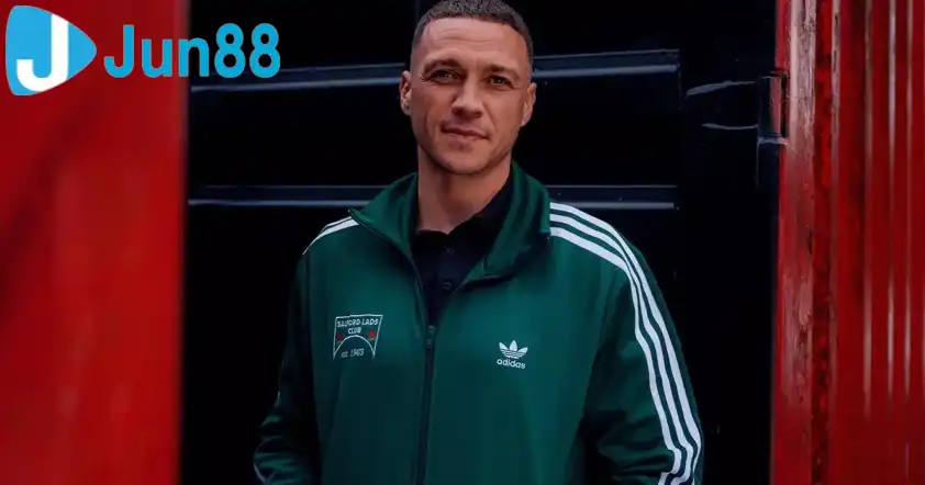 James Chester trở lại MU sau 14 năm