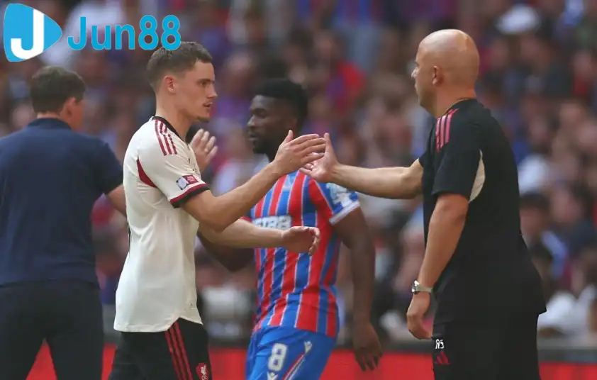 Arne Slot cho rằng Florian Wirtz cần thời gian thích nghi trong màu áo Liverpool Arne Slot cho rằng Florian Wirtz cần thời gian thích nghi trong màu áo Liverpool