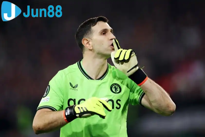 MU muốn chiêu mộ Emiliano Martínez (Ảnh: GOAL). MU muốn chiêu mộ Emiliano Martínez (Ảnh: GOAL).