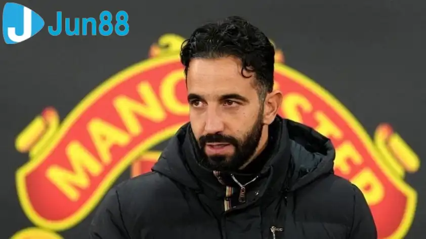 Chiếc ghế của Ruben Amorim đang bị lung lay hơn bao giờ hết (Ảnh: Fichajes). Chiếc ghế của Ruben Amorim đang bị lung lay hơn bao giờ hết (Ảnh: Fichajes).