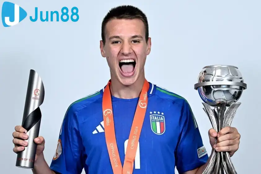 Francesco Camarda từng được MU nhắm đến. Ảnh: UEFA