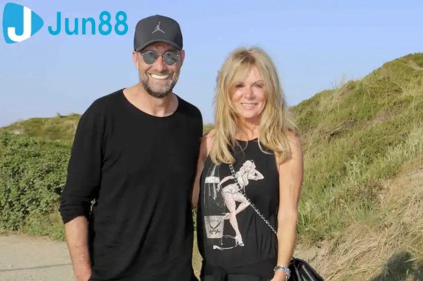 Jurgen Klopp hiện vẫn đang tận hưởng thời gian bên vợ sau khi chia tay Liverpool (Ảnh: The Sun). Jurgen Klopp hiện vẫn đang tận hưởng thời gian bên vợ sau khi chia tay Liverpool (Ảnh: The Sun).