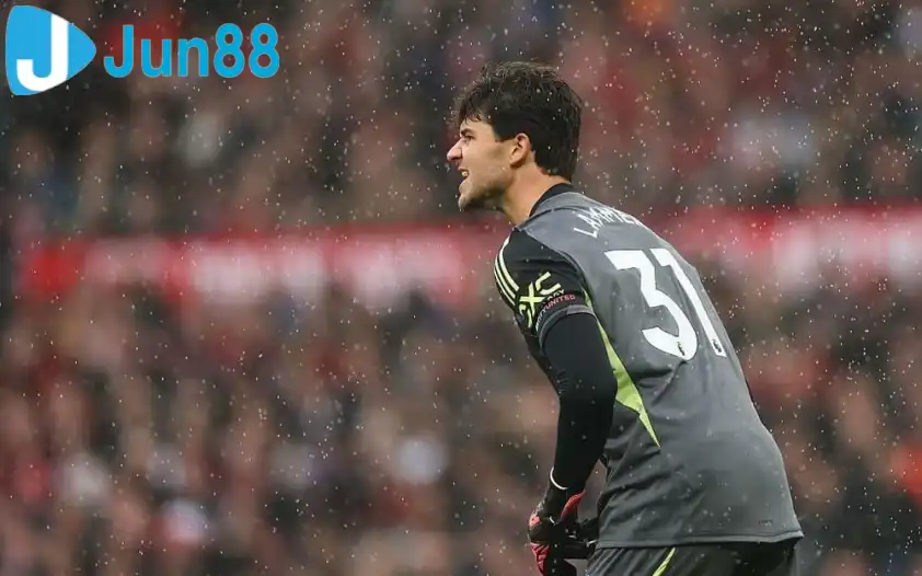 Lammens đang thi đấu cực kỳ ấn tượng trong màu áo Man United (Ảnh: The Sun).