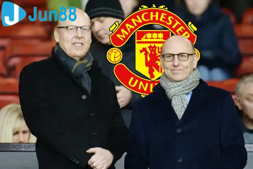 Nhà Glazer được cho là đã đưa ra hạn chót để sang nhượng lại MU (ảnh: The Sun). Nhà Glazer được cho là đã đưa ra hạn chót để sang nhượng lại MU (ảnh: The Sun).