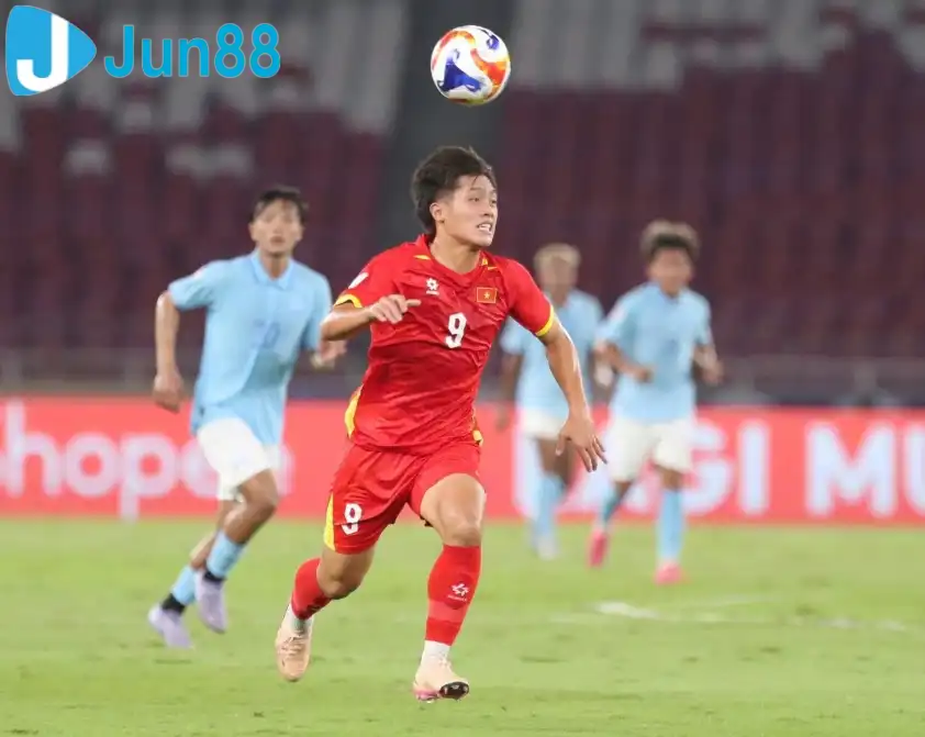 Biệt danh “Vua giải trẻ” gắn liền với Quốc Việt nhờ chuỗi thành tích nổi bật khi 3 lần giành danh hiệu Vua phá lưới tại các giải U17, U19 và U21 Quốc gia