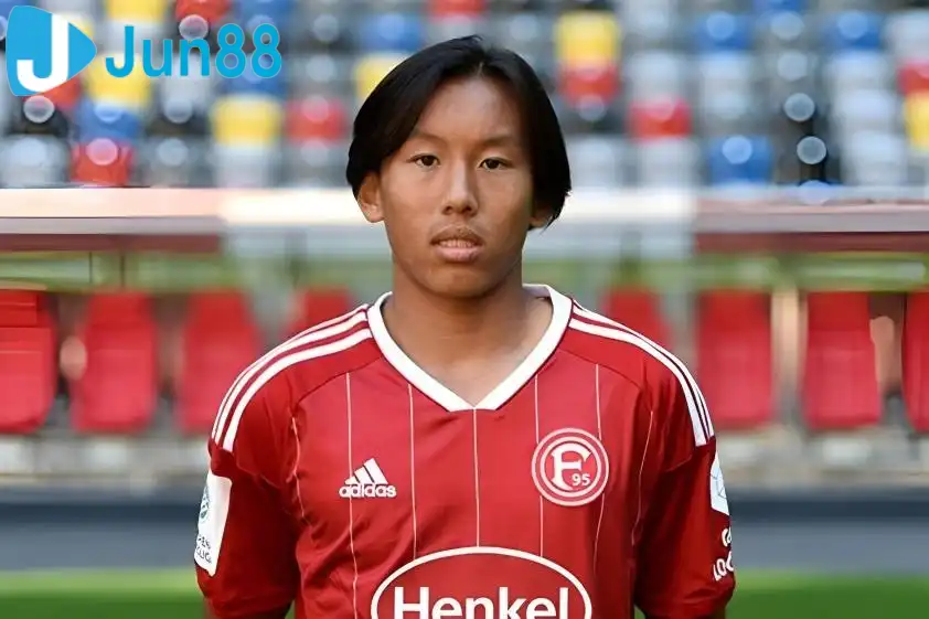 Simon Vũ hứa hẹn sẽ là sự bổ sung chất lượng cho bóng đá Việt Nam Simon Vũ hứa hẹn sẽ là sự bổ sung chất lượng cho bóng đá Việt Nam