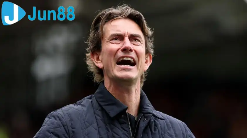 HLV Thomas Frank muốn bổ sung 1 tiền đạo cao lớn như Vlahovic (Ảnh: SkySport) HLV Thomas Frank muốn bổ sung 1 tiền đạo cao lớn như Vlahovic (Ảnh: SkySport)