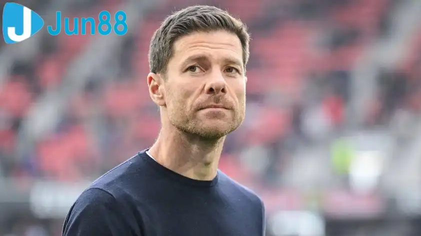 HLV Xabi Alonso đang gấp rút tái thiết hàng phòng ngự (Ảnh: GOAL) HLV Xabi Alonso đang gấp rút tái thiết hàng phòng ngự (Ảnh: GOAL)